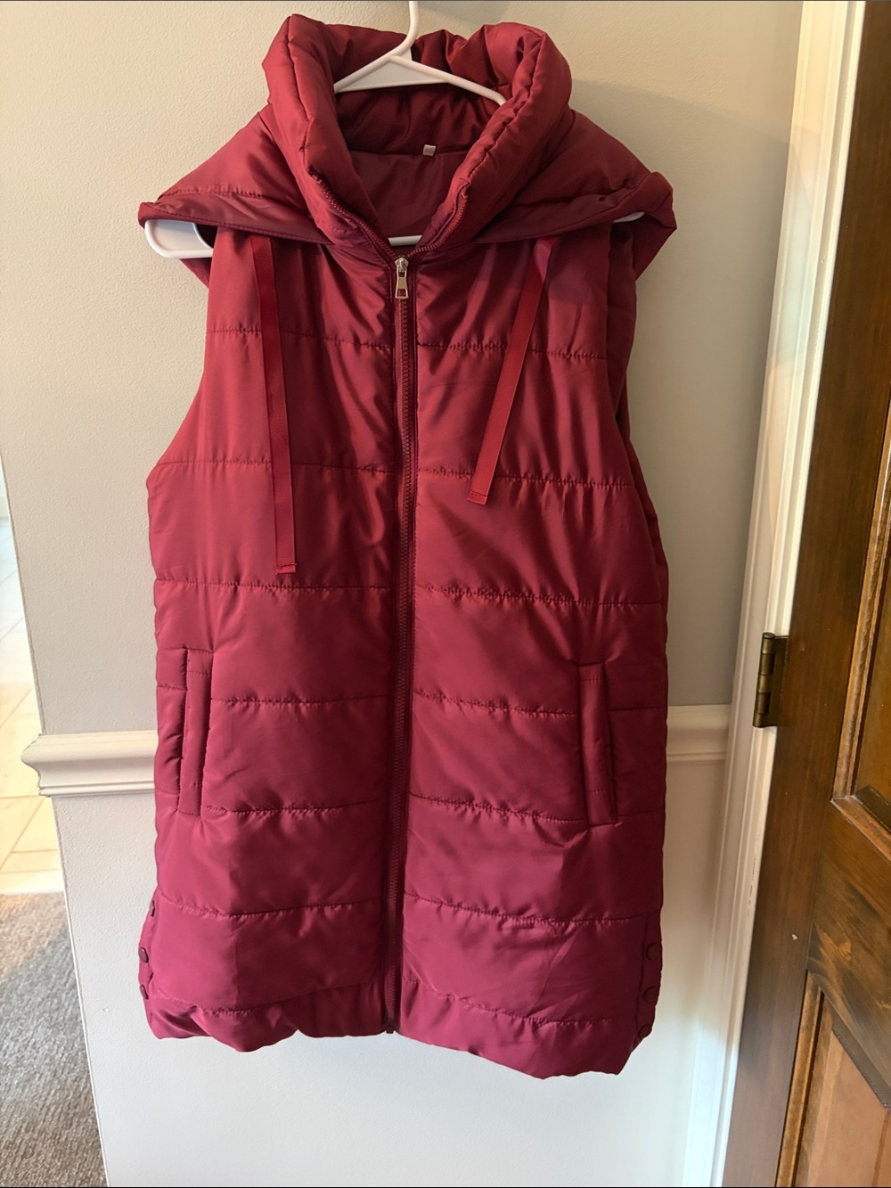 Women's Sleeveless Puffer Vest in Burgundy